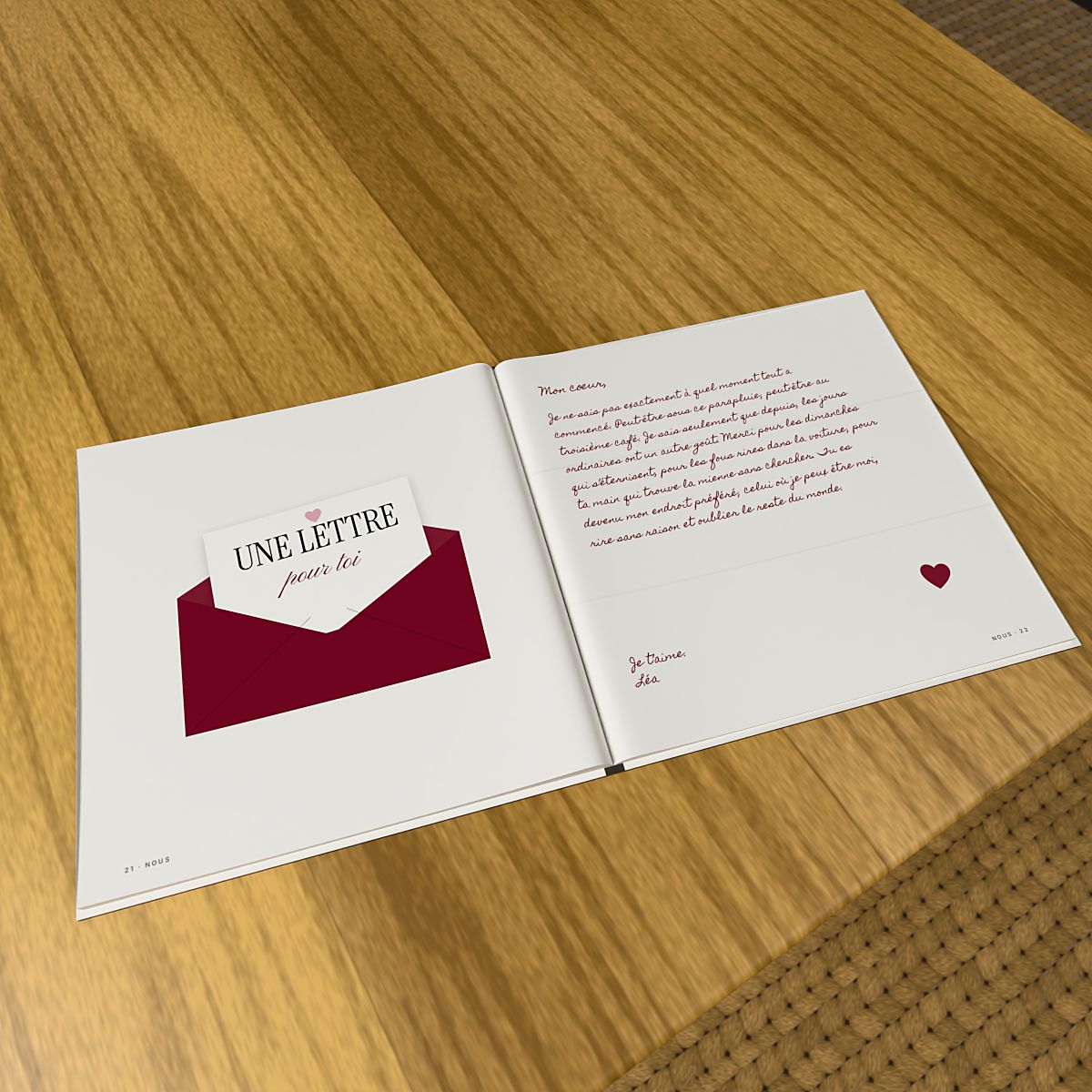 Album ouvert sur la lettre d'amour, posé sur une table en bois