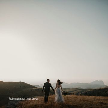 Photo pleine page du couple face aux montagnes, légende « Et devant nous, toute la vue »