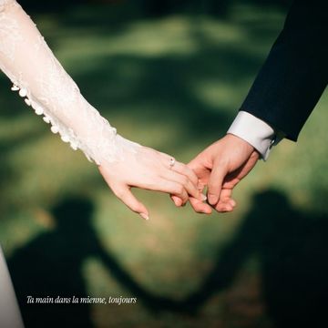 Photo pleine page de leurs mains, légende « Ta main dans la mienne, toujours »